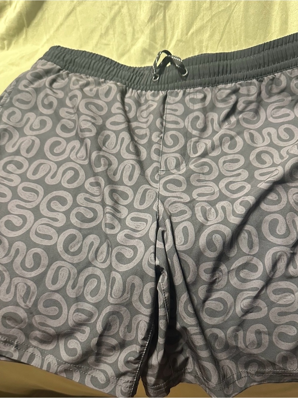 Quiksilver Men’s Medium Gray Black Print Board Shorts
